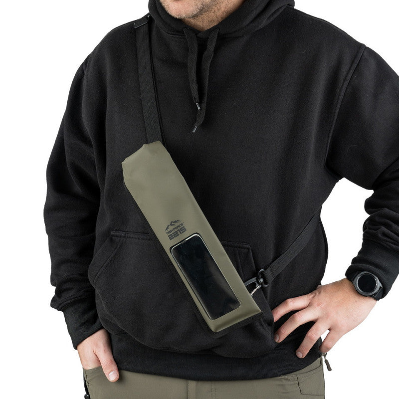 Waterdichte telefoontas Taskforce 2215 gedragen