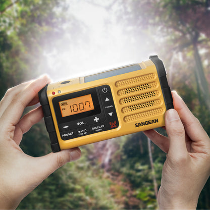 Sangean MMR-88 AM/FM noodradio in de hand