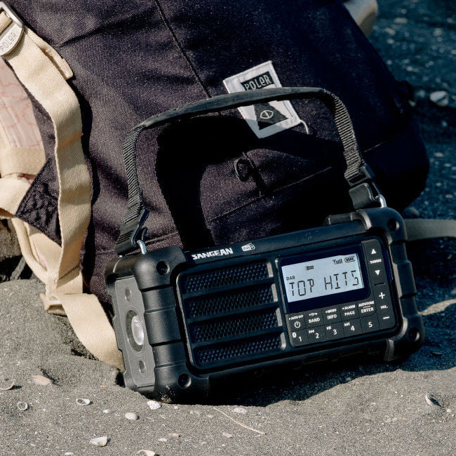 Sangean MMR-99 DAB noodradio buiten in het zand