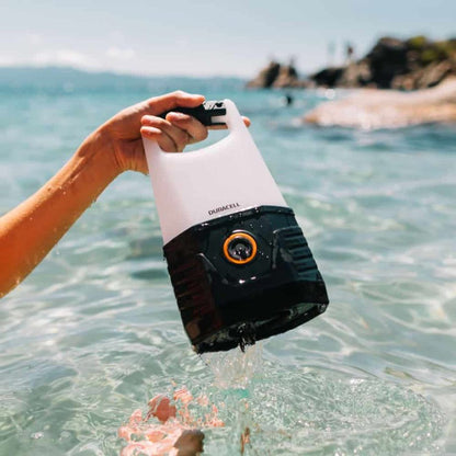 Duracell 500lumen drijvende waterdichte lamp in de hand