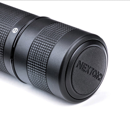 Nextorch C3 zaklamp op batterijen onderkant en knopje