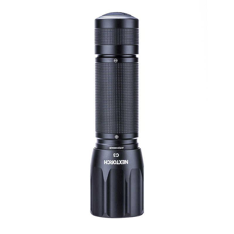 Nextorch C3 zaklamp op batterijen staand