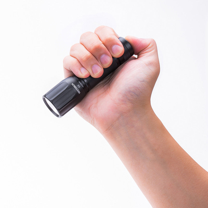 Nextorch C3 zaklamp op batterijen in de hand