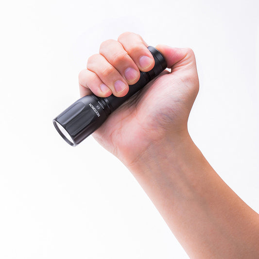 Nextorch C3 zaklamp op batterijen in de hand
