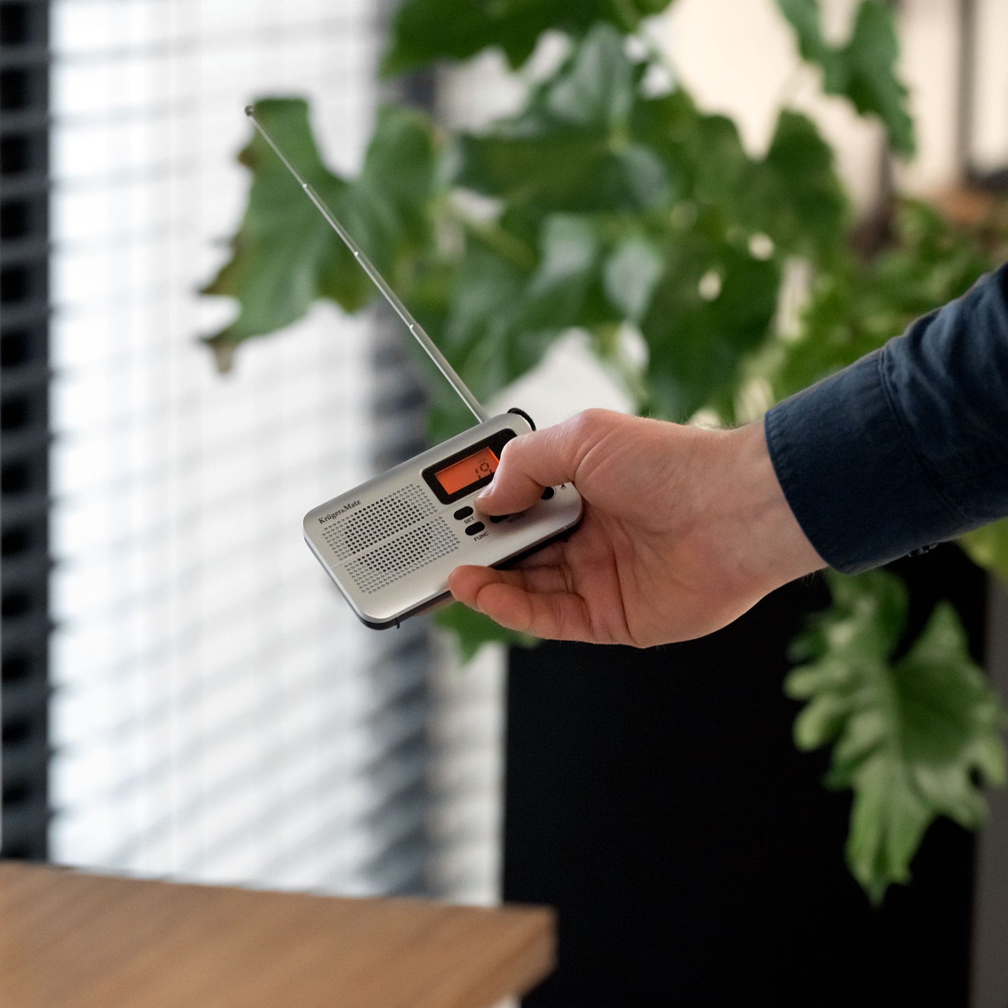 Kruger&Matz KM0819 radio in de hand